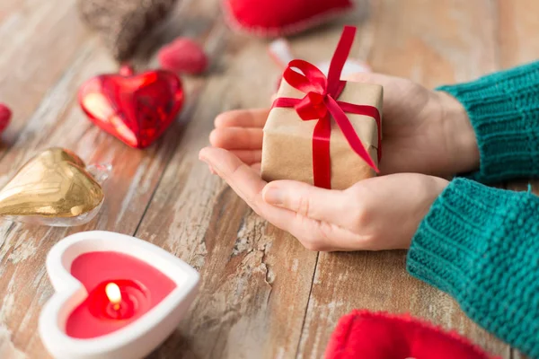 Zbliżenie na ręce trzyma prezent na Boże Narodzenie — Zdjęcie stockowe