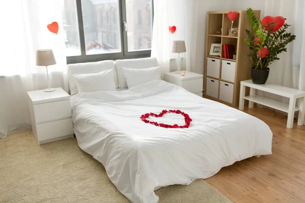 Accogliente camera da letto arredata per San Valentino — Foto Stock