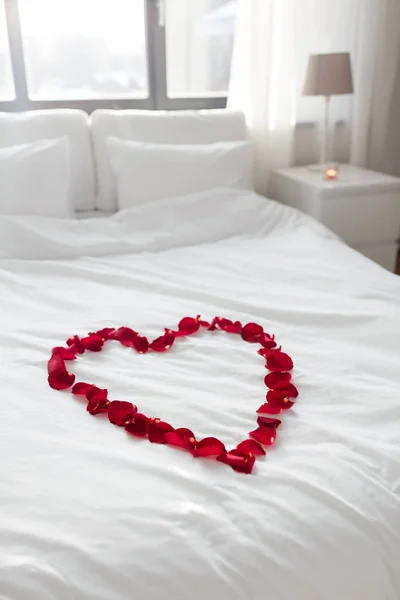 Acogedor dormitorio decorado para el día de San Valentín —  Fotos de Stock