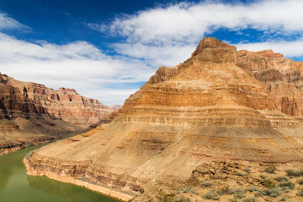 Vista de los grandes acantilados del cañón y el río Colorado —  Fotos de Stock