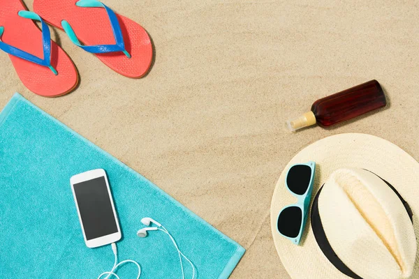 Smartphone, cappello, infradito e ombre sulla spiaggia — Foto Stock