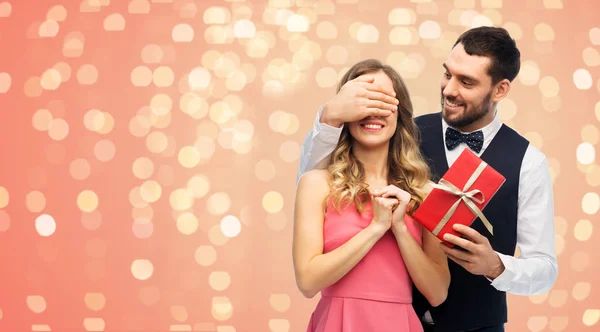 Щасливий чоловік дарує жінці сюрприз подарунок — стокове фото