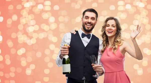 Coppia felice con bottiglia di champagne e bicchieri — Foto Stock