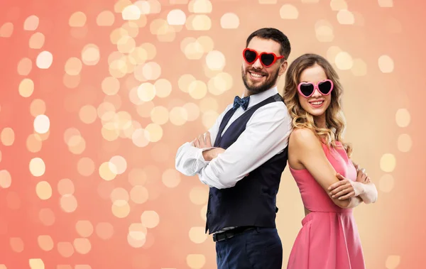 Pareja feliz en gafas de sol en forma de corazón —  Fotos de Stock