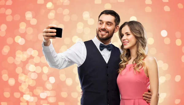 Casal feliz tomando selfie por smartphone — Fotografia de Stock