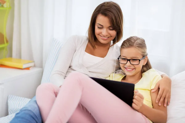 Mère et fille avec tablette PC et écouteurs — Photo