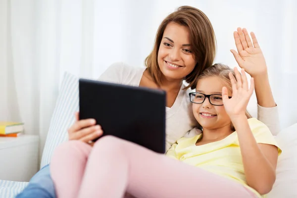 Mãe feliz e filha com tablet pc em casa — Fotografia de Stock