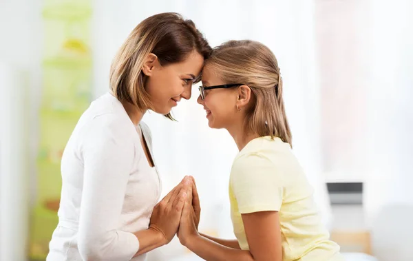 Mutter und Tochter schauen sich zu Hause an — Stockfoto