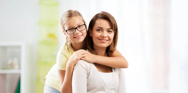 Retrato de madre e hija felices en casa — Foto de Stock