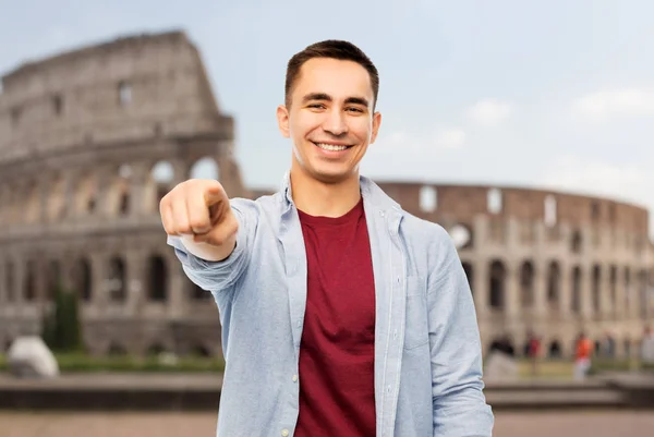 Mann zeigt auf Kolosseum-Hintergrund — Stockfoto