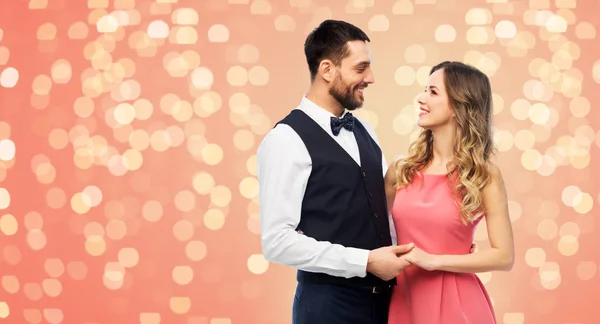 Счастливая пара в праздничной одежде — стоковое фото