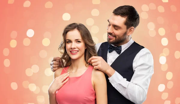 Homem feliz coloca colar em sua namorada — Fotografia de Stock