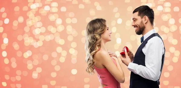 Uomo che dà alla donna l'anello di fidanzamento il giorno di San Valentino — Foto Stock