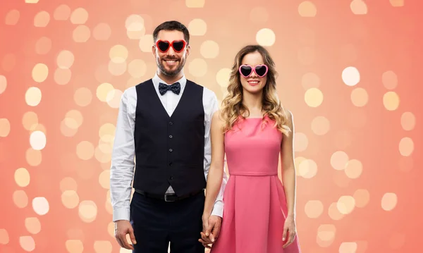 Casal feliz em óculos de sol em forma de coração — Fotografia de Stock