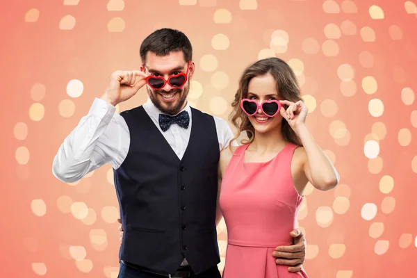 Счастливая пара в солнечных очках в форме сердца — стоковое фото