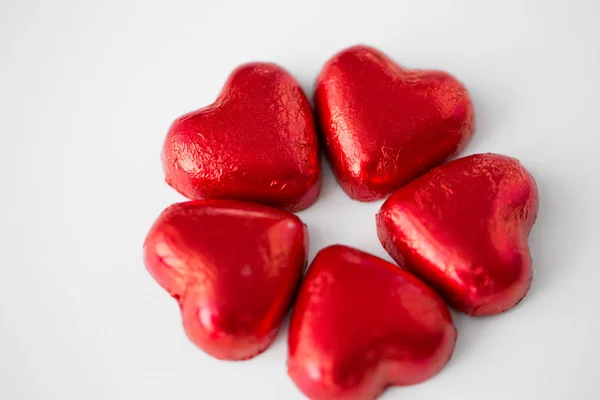 Närbild av röda hjärtformade choklad godis — Stockfoto