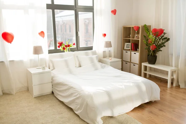 Acogedor dormitorio decorado para el día de San Valentín —  Fotos de Stock