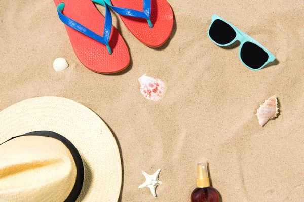 沙滩沙上的草帽、翻盖和太阳镜 — 图库照片