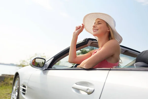 Happy young woman in convertible car — Stock Photo, Image