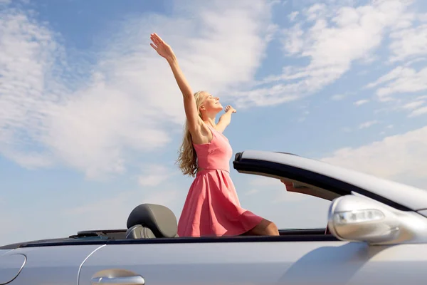 Glückliche junge Frau im Cabrio — Stockfoto