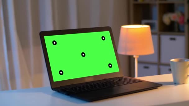 Laptop dengan layar hijau kunci kroma di atas meja — Stok Video