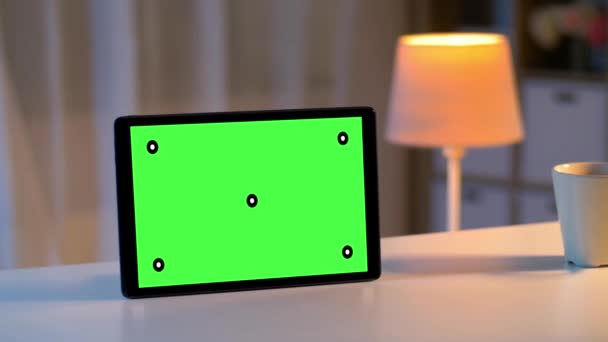 Tablet computer con schermo verde sul tavolo a casa — Video Stock