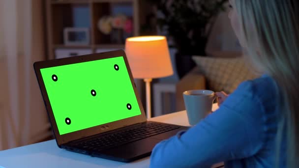 Femme utilisant sur ordinateur portable avec écran vert à la maison — Video