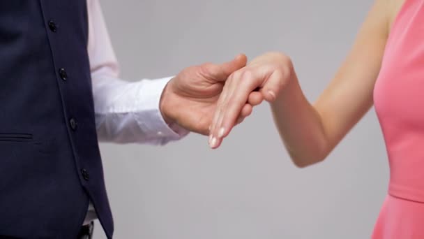 Мужчина подарил женщине кольцо с бриллиантом — стоковое видео