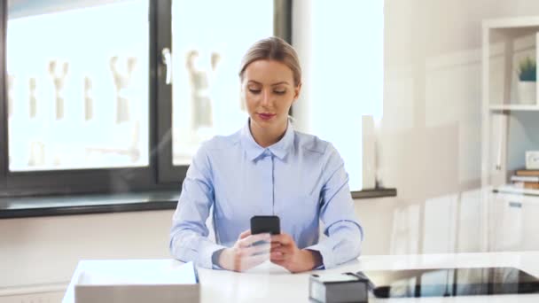 Concepto Negocio Tecnología Personas Mujer Negocios Con Smartphone Trabajando Oficina — Vídeo de stock