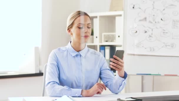 Geschäftsfrau mit Videoanruf auf Handy im Büro — Stockvideo