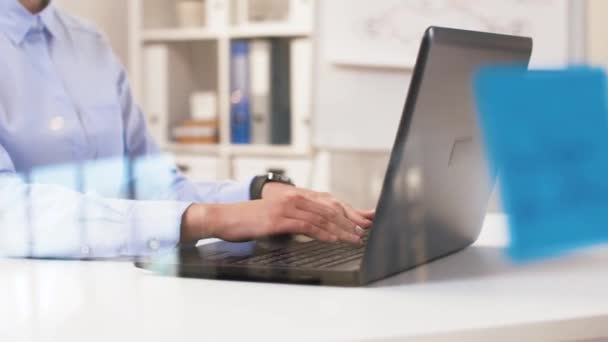 Руки бізнес-леді, що друкують на ноутбуці в офісі — стокове відео