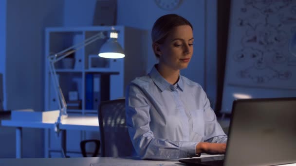 Деловая женщина с ноутбуком работает в ночном офисе — стоковое видео