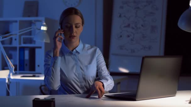 Femme d'affaires appelant sur smartphone au bureau sombre — Video