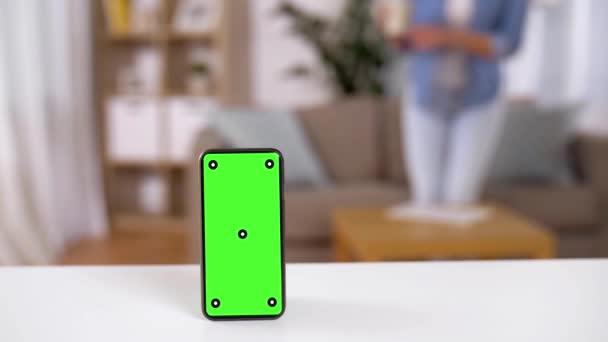 Smartphone con pantalla verde en la mesa en casa — Vídeo de stock