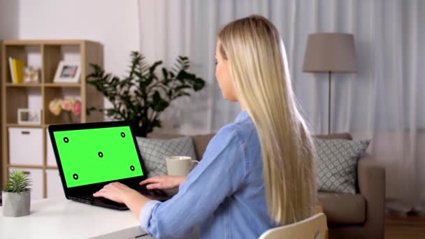 Vrouw die op laptop met groen scherm thuis te typen — Stockvideo