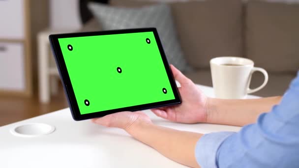 Handen met tablet pc met groen scherm thuis — Stockvideo