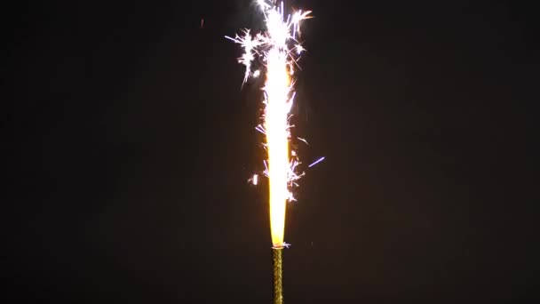 Felső fekete háttér előtt égő kút tűzijáték — Stock videók