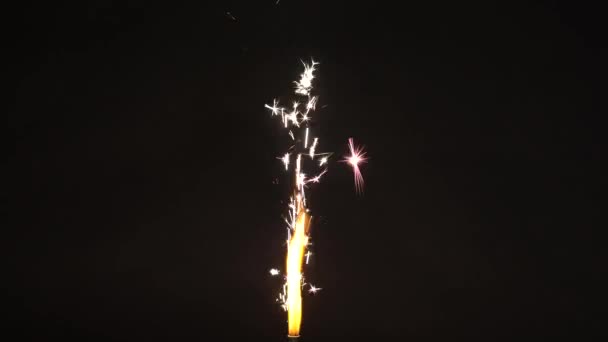 불타는 검은 배경 위에 분수 불꽃 — 비디오