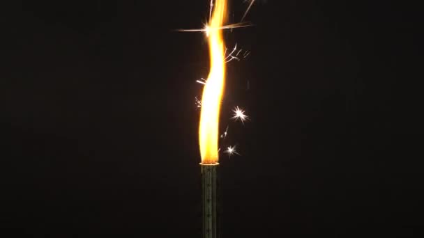 Fuentes fuegos artificiales ardiendo sobre fondo negro — Vídeos de Stock