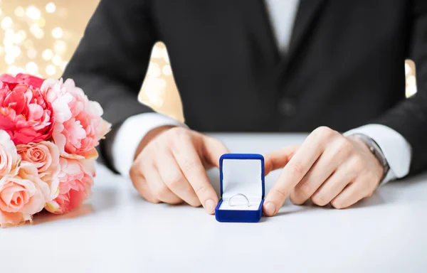 Мужчина с бриллиантовым обручальным кольцом в голубой подарочной коробке — стоковое фото