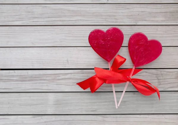 Pirulitos em forma de coração vermelho para o dia dos namorados — Fotografia de Stock