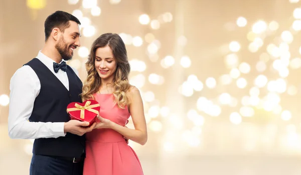 Casal feliz com presente no dia dos namorados — Fotografia de Stock