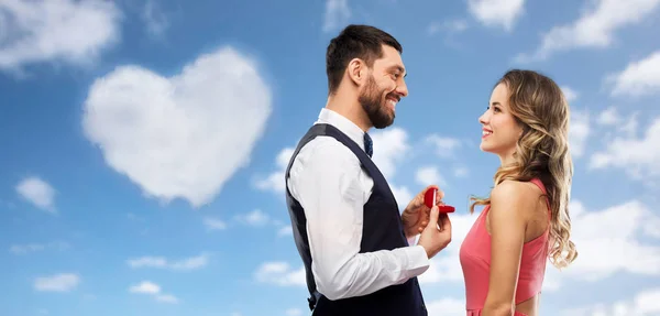 Man giving woman engagement ring on valentines day — Stock Photo, Image