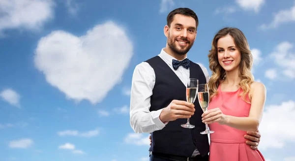 Feliz pareja con copas de champán tostadas — Foto de Stock