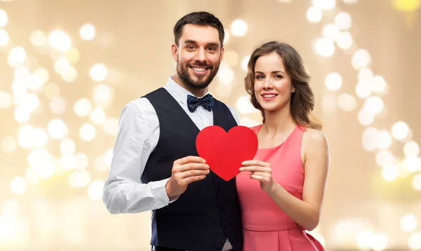 Casal feliz com coração vermelho no dia dos namorados — Fotografia de Stock