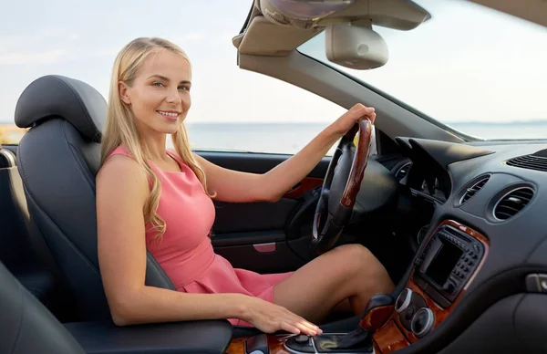 Glückliche junge Frau am Steuer eines Cabrios — Stockfoto