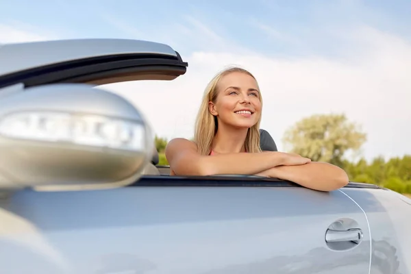 Glückliche junge Frau im Cabrio — Stockfoto