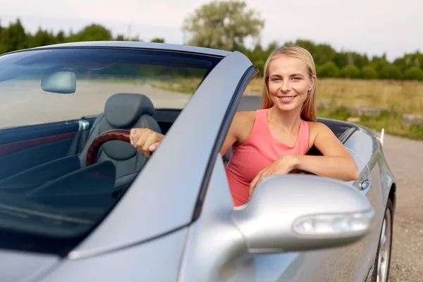 Счастливая девушка за рулем кабриолета — стоковое фото
