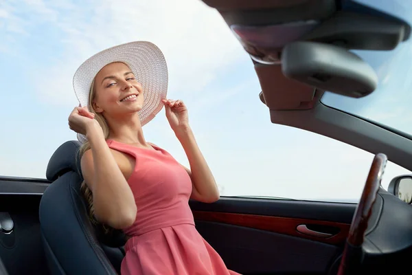 Happy young woman in convertible car — Stock Photo, Image