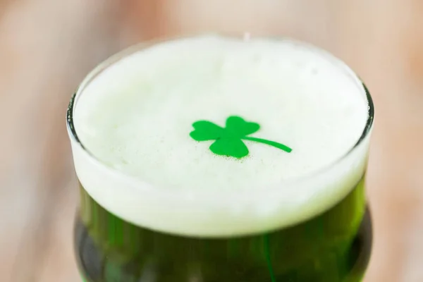 A pohár zöld sör a shamrock közelről — Stock Fotó